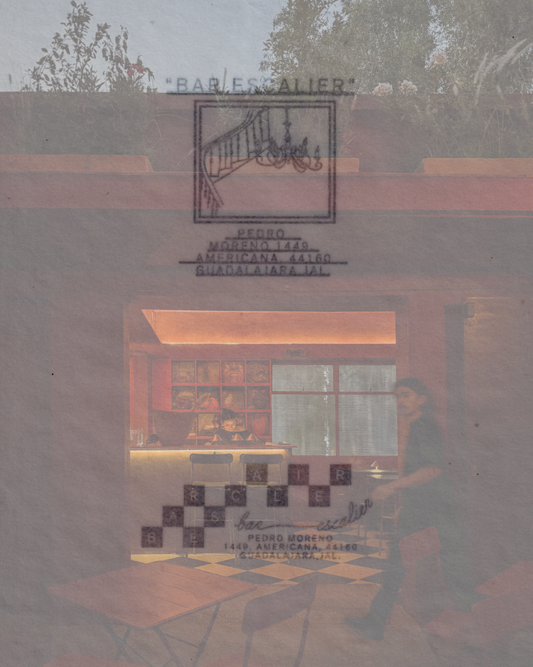 BAR ESCALIER